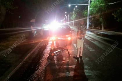 O tanara - transportata la spital, dupa ce a fost lovita de o masina, in timp ce mergea cu bicicleta pe marginea unei strazi, Tiraspol - FOTO