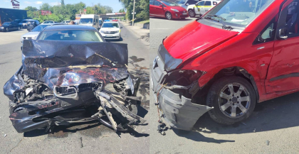 Trei persoane - transportate la spital, dupa ce un BMW si un Mercedes s-au ciocnit violent pe o strada din capitala. Imagini de la locul accidentului - FOTO