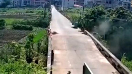 Momentul in care un pod se rupe in doua din cauza caldurii extreme, in China - VIDEO