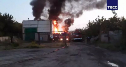 Incendiu masiv la un depozit de combustibili din orasul Donetk. Separatistii spun ca a fost lovit de artileria ucraineana - VIDEO Incendiu masiv la un depozit de combustibili din orasul Donetk. Separatistii spun ca a fost lovit de artileria ucraineana - VIDEO
