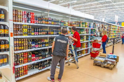 Rusia: Produsele locale incep sa compenseze in supermarketuri prabusirea importurilor. Cea mai vizibila disparitie de pe rafturi este cea a berilor straine Rusia: Produsele locale incep sa compenseze in supermarketuri prabusirea importurilor. Cea mai vizibila disparitie de pe rafturi este cea a berilor straine