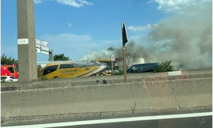 Un autocar cu 62 de moldoveni la bord, care venea din Portugalia, a ars ca o torta pe o autostrada din Franta - VIDEO