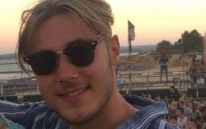 Un englez de 22 de ani, student la Oxford, decapitat dupa ce a vrut sa faca selfie cu un elicopter, in timp ce rotorul era inca in miscare. Pilotul si doi tehnicieni de zbor aflati la sol sunt acuzati de moartea tanarului Un englez de 22 de ani, student la Oxford, decapitat dupa ce a vrut sa faca selfie cu un elicopter, in timp ce rotorul era inca in miscare. Pilotul si doi tehnicieni de zbor aflati la sol sunt acuzati de moartea tanarului