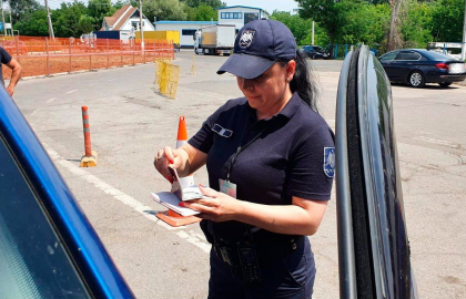 A sofat timp de patru ani cu un permis falsificat, fara a cunoaste acest lucru. Un sofer roman - prins la vama Sculeni. Ce a povestiti acesta oamenilor legii A sofat timp de patru ani cu un permis falsificat, fara a cunoaste acest lucru. Un sofer roman - prins la vama Sculeni. Ce a povestiti acesta oamenilor legii