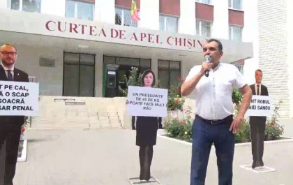 Membrii si simpatizantii partidului SOR protesteaza in fata Curtii de Apel Chisinau, acolo unde este examinat recursul depus de avocatii Marinei Tauber prin care cer anularea masurii de arest preventiv in Penitenciarul Nr. 13 - VIDEO Membrii si simpatizantii partidului SOR protesteaza in fata Curtii de Apel Chisinau, acolo unde este examinat recursul depus de avocatii Marinei Tauber prin care cer anularea masurii de arest preventiv in Penitenciarul Nr. 13 - VIDEO