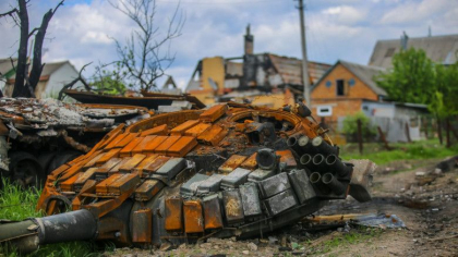 Resturile tancurilor distruse in razboiul din Ucraina zac pe strazi, in paduri si in curtile oamenilor - GALERIE FOTO