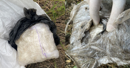 Aduceau droguri din Ucraina, le ascundeau in apropierea frontierei si apoi le vindeau in Moldova. Cinci persoane - plasate in arest pentru 30 de zile - FOTO 
