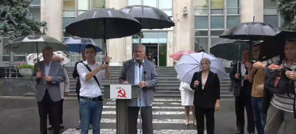 Nu i-a oprit nici ploaia. Comunistii si cei din partidul SOR protesteaza in fata Guvernului. Voronin: „Vom prezenta un anti-raport al guvernarii” Nu i-a oprit nici ploaia. Comunistii si cei din partidul SOR protesteaza in fata Guvernului. Voronin: „Vom prezenta un anti-raport al guvernarii”