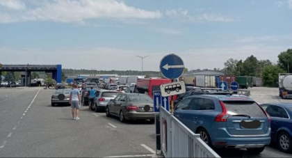 Trafic intensiv la vama Sculeni si Leuseni. Pe ambele directii de circulatie se inregistreaza flux majorat de calatori - FOTO
