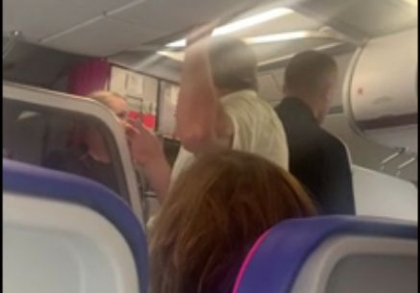 Altercatii pe Aeroportul International Chisinau. Mai multi pasagerii nemultumiti ca au fost tinuti mult timp la bord din cauza alertei cu bomba - VIDEO Altercatii pe Aeroportul International Chisinau. Mai multi pasagerii nemultumiti ca au fost tinuti mult timp la bord din cauza alertei cu bomba - VIDEO