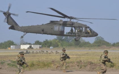 Militari din Divizia Aeropurtata 101 a Fortelor Terestre ale SUA au venit in Romania, la 78 de ani dupa ce divizia a participat la debarcarea din Normandia – operatiunea care a dus la infrangerea nazismului
Militari din Divizia Aeropurtata 101 a Fortelor Terestre ale SUA au venit in Romania, la 78 de ani dupa ce divizia a participat la debarcarea din Normandia – operatiunea care a dus la infrangerea nazismului