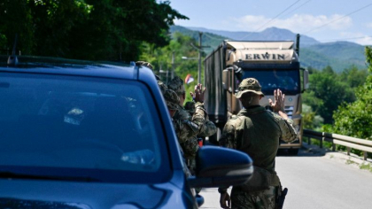 Sarbii din Kosovo au inlaturat baricadele de la frontiera Sarbii din Kosovo au inlaturat baricadele de la frontiera