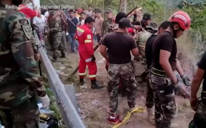 Saispreze persoane au murit, printre care si copii, dupa ce o camioneta a cazut intr-o prapastie de 200 de metri, in Peru - VIDEO Saispreze persoane au murit, printre care si copii, dupa ce o camioneta a cazut intr-o prapastie de 200 de metri, in Peru - VIDEO