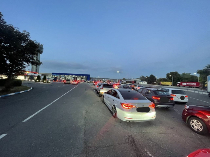 Agitatie la frontiera cu Romania. S-au format ambuteiaje, iar zeci de masini asteapta sa intre in Moldova. Care sunt cele mai aglomerate puncte de trecere - FOTO Agitatie la frontiera cu Romania. S-au format ambuteiaje, iar zeci de masini asteapta sa intre in Moldova. Care sunt cele mai aglomerate puncte de trecere - FOTO