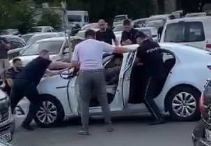Isprava unui barbat din capitala. In stare de ebrietate si cu cutitul in mana a atacat un sofer si a incercat sa ii fure masina. Politia: "Arunca cutitul" - VIDEO