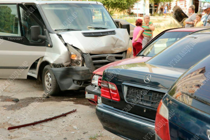Carambol la Tiraspol. O femeie a ajuns la spital, dupa ce un barbat a urcat baut la volan si fara permis de conducere. Cinci masini - avariate - FOTO