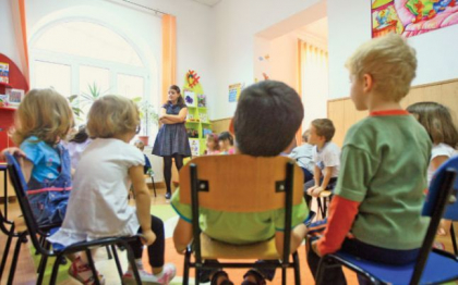 Drama unei educatoare din capitala. A fost nevoita sa se concedieze si i-a fost dat afara si copilul: „A vazut ca eu nu ma duc cu plicul cu bani pe care mi-l cerea, asa ca au inceput controalele”