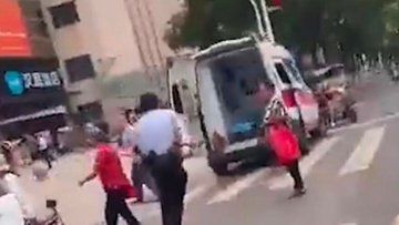 Trei morti si sase raniti intr-un atac la o gradinita din China Trei morti si sase raniti intr-un atac la o gradinita din China