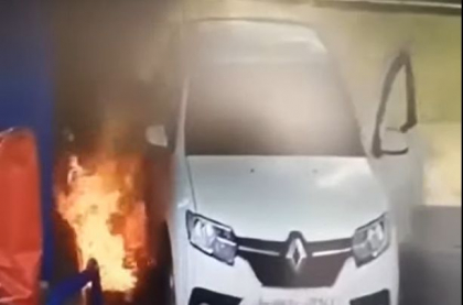 Un taximetrist care si-a aprins o tigara in timp ce alimenta a provocat un incendiu la benzinarie, in Rusia - VIDEO Un taximetrist care si-a aprins o tigara in timp ce alimenta a provocat un incendiu la benzinarie, in Rusia - VIDEO