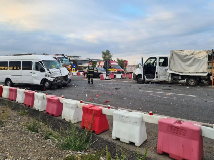 Accident grav la Iasi. Opt oameni au ajuns la spital, dupa ce un microbuz din Republica Moldova plin cu pasageri a spulberat o camioneta. Momentul - surprins de camerele de supraveghere - FOTO/VIDEO 