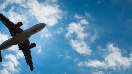 Imagini uluitoare. Un avion a zburat fix pe deasupra oamenilor - VIDEO 