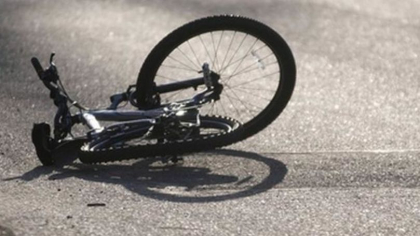 Momente de groaza pentru un tanar. A fost lovit de o masina, in timp ce se plimba cu bicicleta, la Ocnita. Ce spune politia
