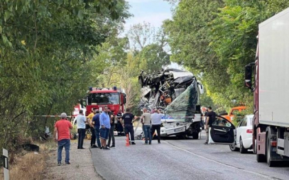 Trei romani si un turc au murit intr-un accident de autocar in Bulgaria. Cinci romani internati la spitalul din Veliko Tarnovo vor fi adusi cu elicoptere SMURD in Romania 