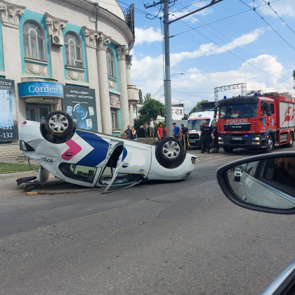 Un taximetrist - transportat de urgenta la spital, dupa ce s-a ciocnit violent cu un BMW, in capitala. Imagini de la locul accidentului - FOTO Un taximetrist - transportat de urgenta la spital, dupa ce s-a ciocnit violent cu un BMW, in capitala. Imagini de la locul accidentului - FOTO