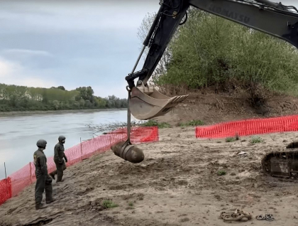 O bomba neexplodata de 450 de kilograme, scoasa la iveala de seceta, in albia raului Po, Italia - VIDEO O bomba neexplodata de 450 de kilograme, scoasa la iveala de seceta, in albia raului Po, Italia - VIDEO
