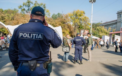 Au cerut 100 de euro pentru a nu-i intocmi proces verbal unui barbat care a incalcat legea. Doi politisti - condamnati la 5 ani de inchisoare Au cerut 100 de euro pentru a nu-i intocmi proces verbal unui barbat care a incalcat legea. Doi politisti - condamnati la 5 ani de inchisoare