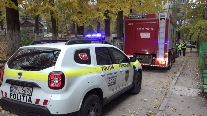 Un barbat - transportat la spital, dupa ce si-ar fi dat foc la propria casa in mod intentionat dupa o cearta cu sotia, la Drochia. Cum s-a intamplat totul si ce spune politia Un barbat - transportat la spital, dupa ce si-ar fi dat foc la propria casa in mod intentionat dupa o cearta cu sotia, la Drochia. Cum s-a intamplat totul si ce spune politia