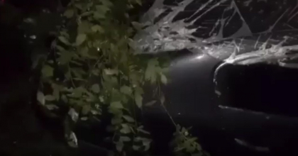 Ghinion pentru un sofer din capitala. Acesta a ramas cu masina blocata, dupa ce au cazut mai multi copaci peste ea - FOTO
Ghinion pentru un sofer din capitala. Acesta a ramas cu masina blocata, dupa ce au cazut mai multi copaci peste ea - FOTO