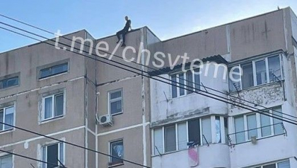Un tanar care a incercat sa sara de pe acoperisul unui bloc locativ din capitala - salvat de politisti. Cum a fost surprins acesta - FOTO Un tanar care a incercat sa sara de pe acoperisul unui bloc locativ din capitala - salvat de politisti. Cum a fost surprins acesta - FOTO