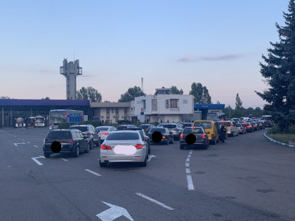 Agitatie la frontiera cu Romania. S-au format ambuteiaje, iar zeci de masini asteapta sa iasa din Moldova. Care sunt cele mai aglomerate puncte de trecere - FOTO Agitatie la frontiera cu Romania. S-au format ambuteiaje, iar zeci de masini asteapta sa iasa din Moldova. Care sunt cele mai aglomerate puncte de trecere - FOTO