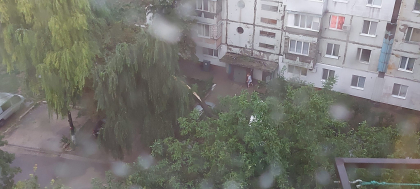 Imagini rupte din filme de groaza in capitala. Strazi inundate, copaci rupti sau smulsi din radacini, masini strivite si fire electrice cazute la pamant, dupa ploaia din aceasta seara - FOTO/VIDEO Imagini rupte din filme de groaza in capitala. Strazi inundate, copaci rupti sau smulsi din radacini, masini strivite si fire electrice cazute la pamant, dupa ploaia din aceasta seara - FOTO/VIDEO
