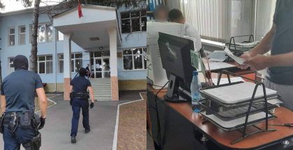 Eliberau certificate fitosanitare necesare pentru export, fara ca marfa sa fie supusa unui control detaliat, in schimbul unei sume de bani. Trei functionari de la ANSA - retinuti pentru 72 de ore - FOTO Eliberau certificate fitosanitare necesare pentru export, fara ca marfa sa fie supusa unui control detaliat, in schimbul unei sume de bani. Trei functionari de la ANSA - retinuti pentru 72 de ore - FOTO