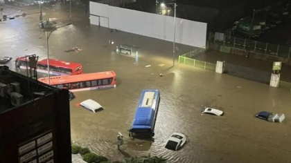 Opt oameni au murit in Seul, unde sunt cele mai puternice ploi si inundatii din ultimii 80 de ani - FOTO/VIDEO