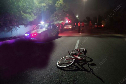 Accident grav la Rabnita. Un biciclist de 14 ani a ajuns la spital in stare grava dupa ciocnirea cu un motociclist. Imagini de la locul impactului - FOTO Accident grav la Rabnita. Un biciclist de 14 ani a ajuns la spital in stare grava dupa ciocnirea cu un motociclist. Imagini de la locul impactului - FOTO
