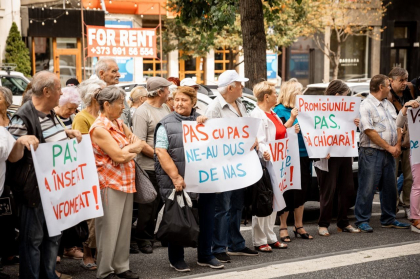 Din nou protesteaza, doar ca in alt loc. PCRM si partidul SOR si-au adus sustinatorii in fata ANRE: „Jos guvernarea” - VIDEO Din nou protesteaza, doar ca in alt loc. PCRM si partidul SOR si-au adus sustinatorii in fata ANRE: „Jos guvernarea” - VIDEO