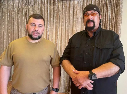 Steven Seagal, in vizita la separatistii pro-rusi din Donbas: „Zelenski a ordonat crime impotriva umanitatii”. Actorul i-a cerut lui Putin o slujba noua - VIDEO Steven Seagal, in vizita la separatistii pro-rusi din Donbas: „Zelenski a ordonat crime impotriva umanitatii”. Actorul i-a cerut lui Putin o slujba noua - VIDEO