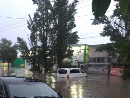 O mare provocare pentru soferii din capitala. Unele strazi au fost inundate, iar apa a ajuns pana la geamul masinilor - FOTO