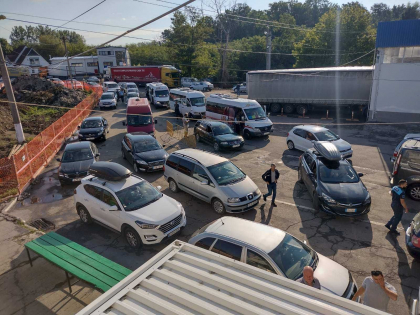 E aglomeratie la frontiera moldo-romana. Zeci de automobile asteapta sa iasa din tara, la vama Sculeni si Leuseni - FOTO E aglomeratie la frontiera moldo-romana. Zeci de automobile asteapta sa iasa din tara, la vama Sculeni si Leuseni - FOTO