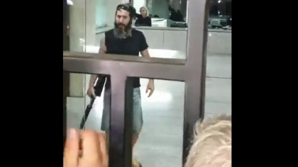 Un barbat a luat ostatici angajatii unei banci din Beirut si a amenintat ca isi da foc, pentru a-si recupera banii din cont - VIDEO