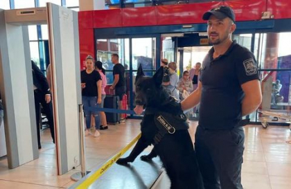 Anzor - noul lucrator al Aeroportului International Chisinau. Politia de Frontiera: „Blanosul este cunoscut pentru iscusinta si agerime, este specializat pe depistarea explozibilului”. Cum arata patrupedul - FOTO Anzor - noul lucrator al Aeroportului International Chisinau. Politia de Frontiera: „Blanosul este cunoscut pentru iscusinta si agerime, este specializat pe depistarea explozibilului”. Cum arata patrupedul - FOTO