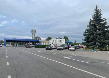 Agitatie la frontiera cu Romania. S-au format ambuteiaje la vama Sculeni. Cate masini asteapta sa iasa din tara - FOTO Agitatie la frontiera cu Romania. S-au format ambuteiaje la vama Sculeni. Cate masini asteapta sa iasa din tara - FOTO