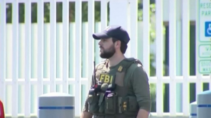 Un sustinator al lui Trump a fost ucis dupa ce a intrat inarmat intr-un sediu FBI. El ii indemnase pe americani "sa fie gata de lupta"