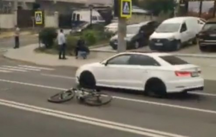 Accident grav in capitala. Un tanar a ajuns la spital, dupa ce a fost lovit de un automobil in timp ce mergea cu bicicleta - VIDEO Accident grav in capitala. Un tanar a ajuns la spital, dupa ce a fost lovit de un automobil in timp ce mergea cu bicicleta - VIDEO