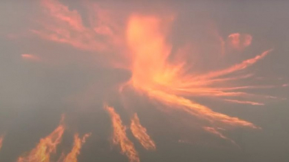 Un fenomen rar denumit "tornada de foc" s-a produs in timpul unui incendiu de vegetatie din California Un fenomen rar denumit "tornada de foc" s-a produs in timpul unui incendiu de vegetatie din California