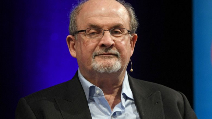 Barbatul care l-a injunghiat pe Salman Rushdie a fost pus sub acuzare pentru tentativa de omor Barbatul care l-a injunghiat pe Salman Rushdie a fost pus sub acuzare pentru tentativa de omor