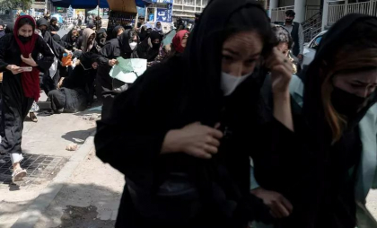  Kabul: Talibanii au dispersat violent un protest al femeilor care cereau „paine, munca si libertate” - VIDEO 
